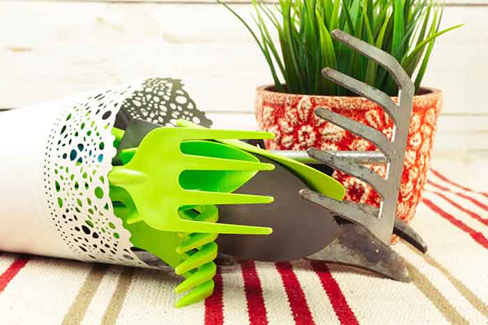 Teeth on gardening hand tools - irgottools